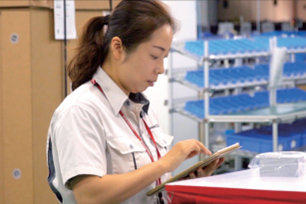 现场人员使用平板电脑通过i-Reporter进行数据录入的工作场景2