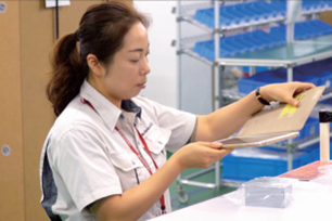 现场人员使用平板电脑通过i-Reporter进行数据录入的工作场景3